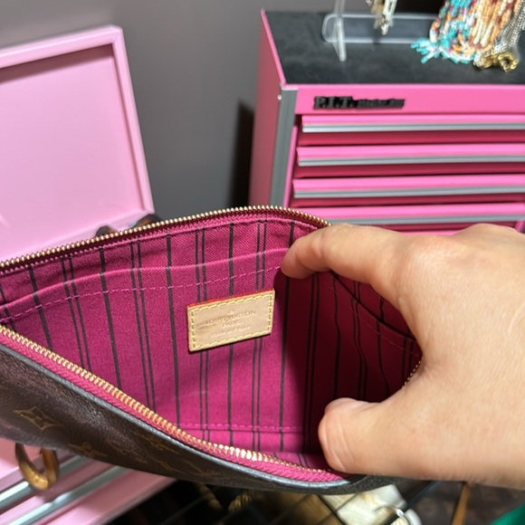 Louis Vuitton wristlet- prefect condition - Picture 2 of 4